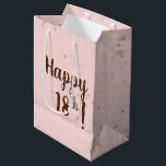 Sac Cadeau Moyen Gold Stars and Dots 18th Birthday Medium Gift Bag<br><div class="desc">étoiles d'or avec cercles bokeh sur arrière - plan rose pour 18ème anniversaire. La couleur Arrière - plan peut être modifiée.</div>