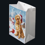 Sac Cadeau Moyen Goldendoodle Winter Wonderland Christmas Joy<br><div class="desc">Ce design festif reflète l'esprit joyeux de la période des fêtes, avec un adorable petit portant un chapeau de Père Noël. Le chien est niché dans un pays des merveilles hivernales, avec un bonhomme de neige, un sapin de Noël décoré et des cadeaux joliment emballés. Les flocons de neige tombent...</div>