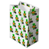 Sac Cadeau Moyen Green Leprechaun Gnome avec Shamrock (Devant Angle)