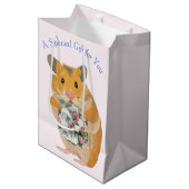 Sac Cadeau Moyen Hamster tient un bouquet modifiable Valentine’s (Devant Angle)