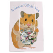 Sac Cadeau Moyen Hamster tient un bouquet modifiable Valentine’s (Dos)