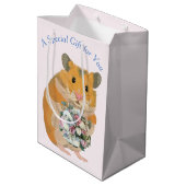 Sac Cadeau Moyen Hamster tient un bouquet modifiable Valentine’s (Dos Angle)