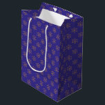 Sac Cadeau Moyen Hanoukka Chanukah Star de David Menorah Gold Blue<br><div class="desc">Enveloppez vos cadeaux Hanoukka avec amour et chaleur grâce à notre sac cadeau Star of David Menorah. Ce sac cadeau est une célébration de la beauté Hanoukka, avec l'élégante étoile de David et la menorah rayonnante en or et bleu. C'est comme un morceau du Festival des Lumières, prêt à tenir...</div>