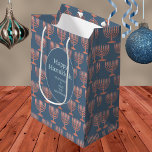 Sac Cadeau Moyen Hanoukka Rustic Menorah Blue Festival of Lights<br><div class="desc">Un motif de menorahs rustiques en faux bois et votre texte personnalisé fait de ces sacs cadeaux Hanoukka personnalisés un choix festif pour vos célébrations du Festival des Lumières. Les menorahs rustiques imitation bois se répètent sur un riche arrière - plan bleu foncé tandis qu'un solide ovale bleu foncé bordé...</div>