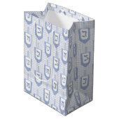 Sac Cadeau Moyen Hanukkah Blue and White Dreidel Pattern on Gingham (Devant Angle)