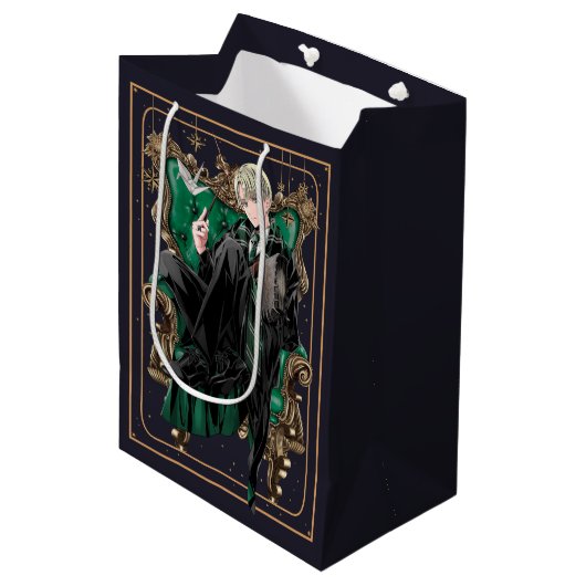Sac Cadeau Moyen HARRY POTTER™ | Anime Draco Malfoy Assis (Devant Angle)