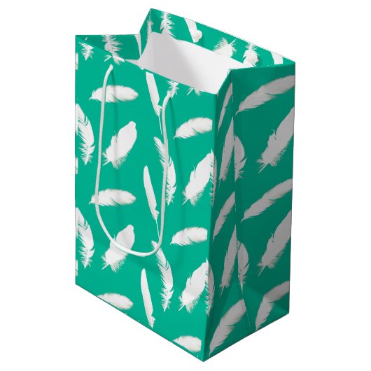 Sac Cadeau Moyen Impression de plume blanche sur turquoise (Devant Angle)