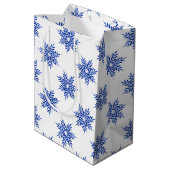 Sac Cadeau Moyen Indigo Blue Watercolor Snowflake Motif (Dos Angle)