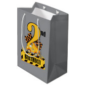 Sac Cadeau Moyen Jolie construction de bébé garçon 2e anniversaire (Dos Angle)