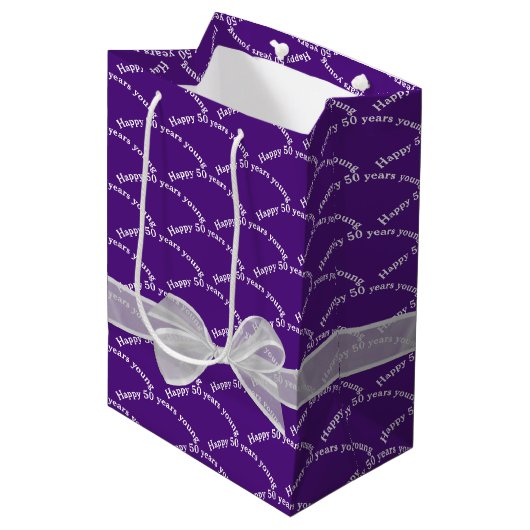 Sac Cadeau Moyen Joyeux 50e anniversaire Bow blanc sur violet (Devant Angle)