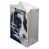Sac Cadeau Moyen Joyeux anniversaire adorable Bernedoodle (Devant Angle)
