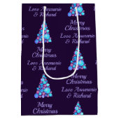 Sac Cadeau Moyen Joyeux arbre de Noël pourpre avec nom (Dos)