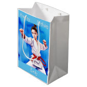 Sac Cadeau Moyen Karate Girl Anniversaire (Devant Angle)