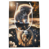 Sac Cadeau Moyen Kitten d'anniversaire avec Lion Puddle réflexion (Devant)