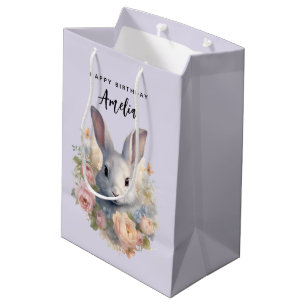 Sac Cadeau Moyen Lapin entouré de fleurs pastel Joyeux Anniversaire