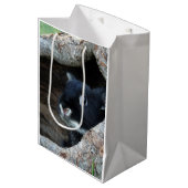 Sac Cadeau Moyen Lapin noir en creux d'un arbre (Devant Angle)