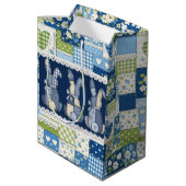 Sac Cadeau Moyen Lapins en patchwork bleu (Dos Angle)