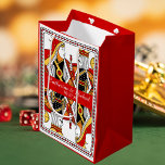 Sac Cadeau Moyen Las Vegas Jeu Carte King & Queen Wedding Faveur<br><div class="desc">Voici notre design de carte de jeu Queen and King, le choix parfait pour votre mariage Las Vegas! Il a été conçu pour capturer l'essence de Sin City, avec leur design unique et élégant. Le design comprend un roi royal et une reine des coeurs. Les détails complexes du design impressionnent...</div>