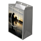 Sac Cadeau Moyen Le matin du pêcheur (Dos Angle)