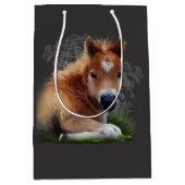 Sac Cadeau Moyen Le poulain est allongé dans l'herbe (Devant)