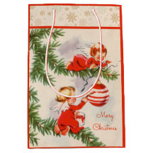 Les anges décorant l'arbre de Noël