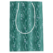 Les gouttes de pluie sur le métal vert