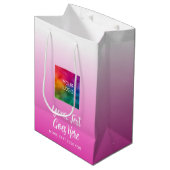 Sac Cadeau Moyen Logo Ici Pink Custom Modèle Typographie Script (Devant Angle)