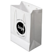 Sac Cadeau Moyen Logo Simple Avec Entreprise Texte (Devant Angle)