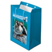 Sac Cadeau Moyen Macareux observant un bateau de croisière (Dos Angle)