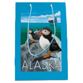 Sac Cadeau Moyen Macareux observant un bateau de croisière (Devant)