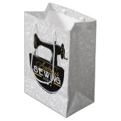 Sac Cadeau Moyen Machine à coudre ancienne AJOUTEZ NOM Couturière T (Devant Angle)