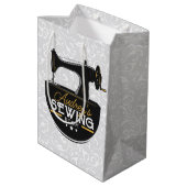 Sac Cadeau Moyen Machine à coudre ancienne AJOUTEZ NOM Couturière T (Dos Angle)