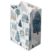 Sac Cadeau Moyen Maison de Noël bleue et arbres (Devant Angle)