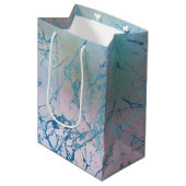 Sac Cadeau Moyen Marbre iridescent | Faux bleu rose holographique t (Devant Angle)