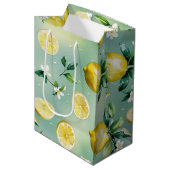 Sac Cadeau Moyen Mariage moderne citron bleu floral script (Devant Angle)