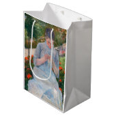 Sac Cadeau Moyen Mary Cassatt - Fille couture dans un jardin (Devant Angle)