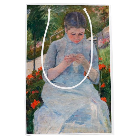 Sac Cadeau Moyen Mary Cassatt - Fille couture dans un jardin (Devant)