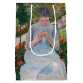 Sac Cadeau Moyen Mary Cassatt - Fille couture dans un jardin (Dos)
