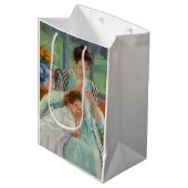 Sac Cadeau Moyen Mary Cassatt - Jeune mère coudre (Devant Angle)