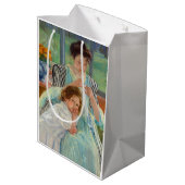 Sac Cadeau Moyen Mary Cassatt - Jeune mère coudre (Dos Angle)