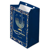 Sac Cadeau Moyen Menorah d'or | Nom personnalisé Hanoukka (Devant Angle)