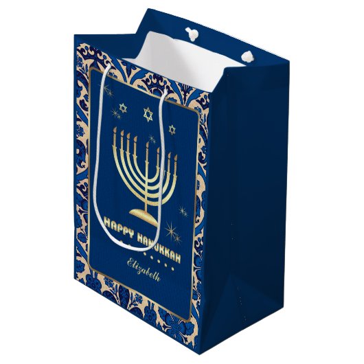 Sac Cadeau Moyen Menorah d'or | Nom personnalisé Hanoukka (Devant Angle)
