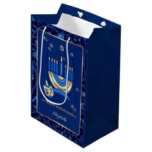 Sac Cadeau Moyen Menorah & Dreidels | Nom personnalisé Hanoukka (Devant Angle)