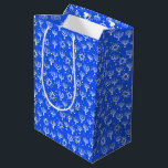 Sac Cadeau Moyen Menorah Star de David Hanoukka Motif bleu<br><div class="desc">Consultez ma boutique pour plus de couleurs et de designs ou dites-moi si vous voulez quelque chose de personnalisé. Merci d'avoir fait des emplettes avec moi !</div>