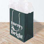 Sac Cadeau Moyen Merry and Bright | Stylish Forest Green<br><div class="desc">Un élégant sac cadeau de vacances moderne avec une typographie rétro audacieuse cite "joyeux & lumineux" en blanc sur un arrière - plan vert foncé de la forêt. L'accueil, le message et le nom peuvent être facilement customisés pour répondre à vos besoins. Un design fun et branché pour se démarquer...</div>