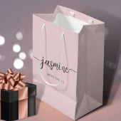 Sac Cadeau Moyen Minuscule rose pâle Simple Monogramme Script Girl