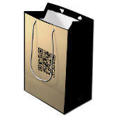 Sac Cadeau Moyen Modèle de code QR instantanément modifiable | Faux (Devant Angle)