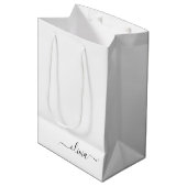 Sac Cadeau Moyen Monogramme de nom féminin de script moderne noir e (Devant Angle)