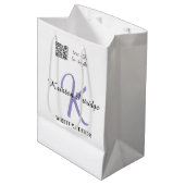 Sac Cadeau Moyen Monogramme nom écrivain violet modifier code QR en (Devant Angle)