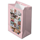 Sac Cadeau Moyen Monogramme photo coins courbés rose pâle (Devant Angle)